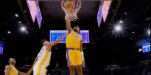 Bronny vola sopra il ferro a Golden State: la schiacciata è 'alla James'. VIDEO