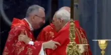 Verso il Conclave, cardinale Re a Parolin: “Auguri, eh... doppi' VIDEO