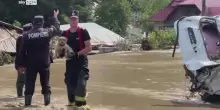 Alluvione in Romania, pompieri all'opera dopo le inondazioni
