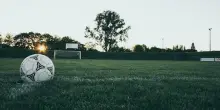 Torino, genitore entra in campo e pesta portiere avversario di 13 anni
