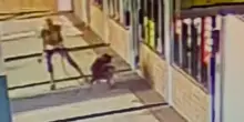 Orlando, donna morde pitbull per salvare il suo cane. VIDEO