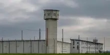 Francia, detenuto evade nascosto in valigia di compagno di cella