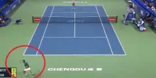 Salvataggio e passante: la giocata di Musetti all'Atp Chengdu lascia a bocca aperta. VIDEO
