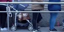 Allarme povertà ed esclusione sociale per bambini: 27.7% tra under 6