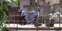 Crolla montacarichi a Napoli, tre operai morti