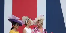 Royal Ascot al via ed è tripudio di cappelli: attesa Kate Middleton