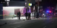 Auto su folla a Los Angeles: decine di feriti, alcuni gravi