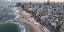 Tel Aviv, sulla spiaggia la scritta 'Thank you' con il profilo di Trump