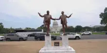 Statua di Trump ed Epstein vicino a Campidoglio a Washington