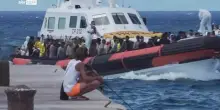 Lampedusa, centinaia sbarchi. Arrestato presunto trafficante