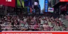 Usa, migliaia di yogi celebrano il solstizio a Times Square