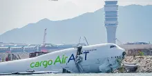 Hong Kong, aereo esce di pista durante l'atterraggio: due morti
