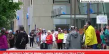 Usa, proteste contro Trump e Musk davanti ai Tesla Store