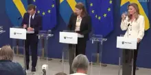 Svezia, la ministra Elisabet Lann sviene durante una conferenza