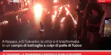 El Salvador, la tradizionale battaglia di palle di fuoco