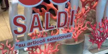 Saldi, avvio a rilento per caldo e pioggia