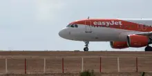 Easyjet, passeggero fotografa muso dell'aereo e viene lasciato a terra