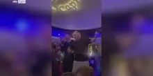 Boris Johnson, ex premier inglese canta al karaoke a Capri