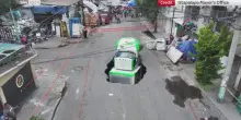 Città del Messico, camion bibite inghiottito da voragine