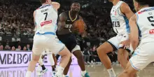 Zion danza tra gli avversari: canestro in acrobazia a Melbourne. VIDEO