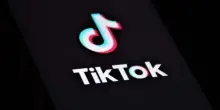 Irlanda multa TikTok per 530 milioni: “Invia dati alla Cina'