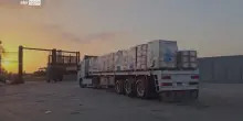 Gaza, camion con aiuti umanitari in arrivo dall'Egitto