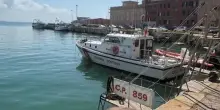 Peschereccio si ribalta al largo di Anzio, un uomo disperso