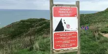 Crolla scogliera in Normandia: turisti in fuga. VIDEO