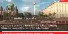 Berlino, un tuffo nel fiume contro il divieto di balneazione