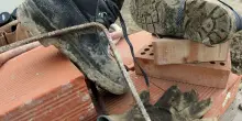 Incidente sul lavoro a Modena, operaio muore precipitando da ponteggio