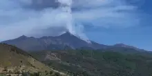 Etna, nuova eruzione: esplosioni stromboliane e nube alta 6 km