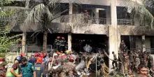 Bangladesh, aereo militare si schianta su scuola: almeno 19 morti