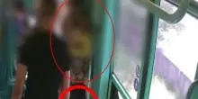 Milano, picchiano ipovedente su tram per rapinarlo: arrestati. VIDEO