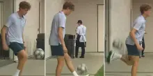 Lanciano un pallone a Sinner, lui non resiste e palleggia così. VIDEO