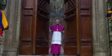 Conclave, il cardinale Cantalamessa chiude la porta dopo l'Extra Omnes