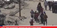 Gaza, crisi umanitaria: abitanti sfilano a Khan Younis