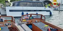 Venezia, cade da catamarano e viene presa dall'elica: morta donna