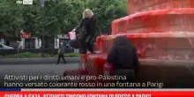 Guerra a Gaza, attivisti tingono fontana di rosso a Parigi