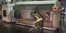 A14, autobotte piena di gasolio si ribalta in galleria