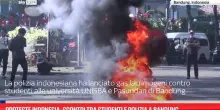 Proteste Indonesia, scontri tra studenti e polizia a Bandung