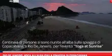 Rio De Janeiro, yoga all’alba sulla spiaggia di Copacabana