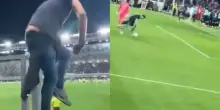 Atalanta-Roma, tifoso calcia un rigore a Svilar dopo l'invasione.