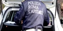 Roma, auto finisce contro albero e si ribalta: morto 42enne