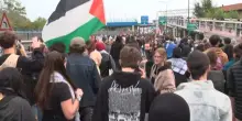 Sciopero pro Gaza, corteo sulla Tangenziale a Milano: sassi e fumogeni