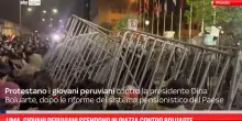 Lima, giovani peruviani scendono in piazza contro Boluarte