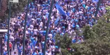 Scudetto Napoli, la folla saluta bus con giocatori