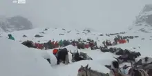 Everest, escursionisti intrappolati da nevicata: i soccorsi