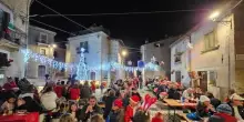 Terranera anticipa il Natale a Ferragosto: tavola imbandita e addobbi