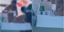 Lava i bicchieri in mare con il detersivo a Ischia: polemiche. VIDEO