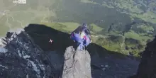 Peter Salzmann, record di velocità per base jumper: 347 km/h